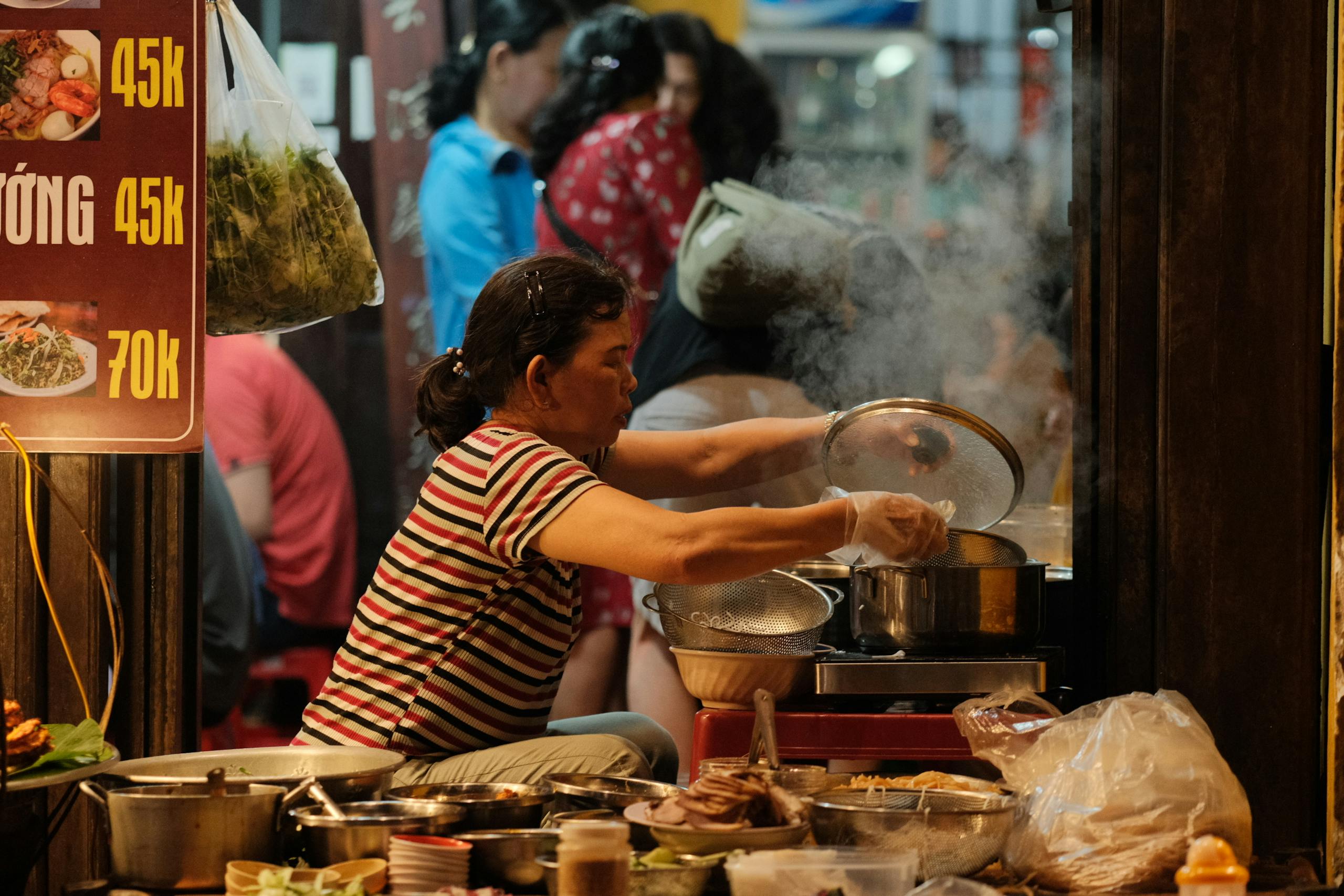 La cuisine vietnamienne traditionnelle dans la rue